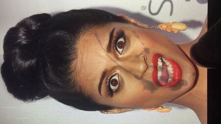 A LILLY SINGH LE CAE UN CHUFFO EN LA CARA