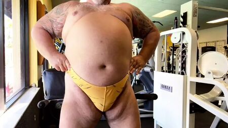 El entrenador, un fornido luchador ya retirado, se corre mientras entrena en el gimnasio