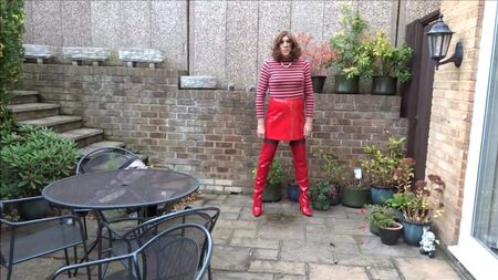 Alison: meada y semen con falda roja de PVC y botas altas