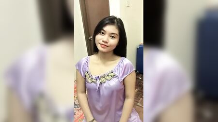Malaya: una niña con un vestido morado