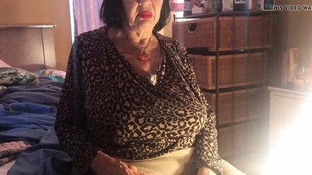 Elaine Everett (abuelita con curvas)
