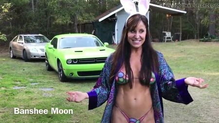 Una guarra muy sexy con pintura corporal