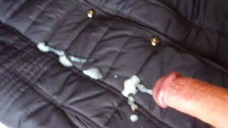 Su abrigo acolchado se mancha con mi semen. La chaqueta entallada de las amigas de mi mujer