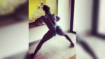 Hombre negro haciendo twerking 2