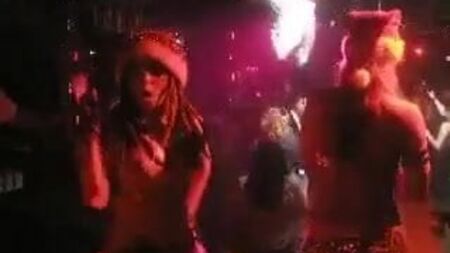 Jenna Marbles y sus amigos bailan go-go