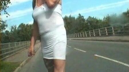 Zoe luce un vestido blanco y unos pantalones cortos
