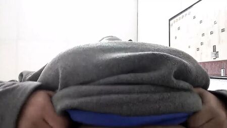 Una mujer negra de grandes pechos enseñando las tetas en el trabajo... otra vez