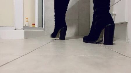 Después de una noche de fiesta con estas botas altas de ante