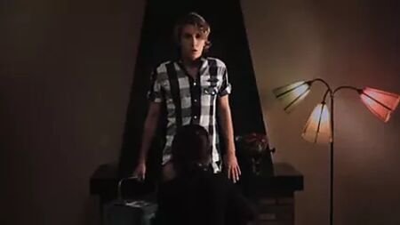 Escena de sexo entre una mujer madura y un chico joven