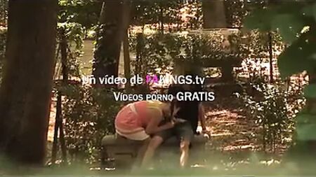 La colegiala Alba quiere acostarse con un desconocido en el parque