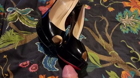 Correrte sobre los zapatos de tacón de punta abierta de Louboutin de mi mujer