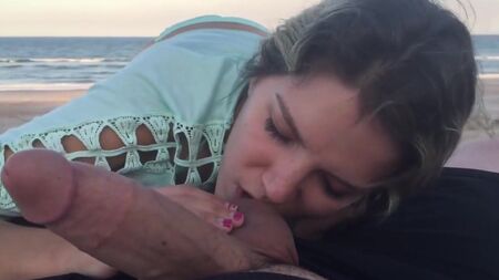 Una buena puta chupando polla en Nags Head, Carolina del Norte