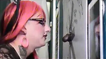 CD TV se la chupa a un negro de la BBC en un glory hole