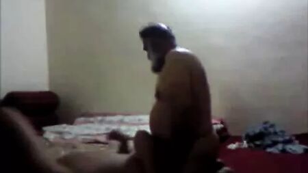 Un tío mayor pakistaní con barba follándose a un chico
