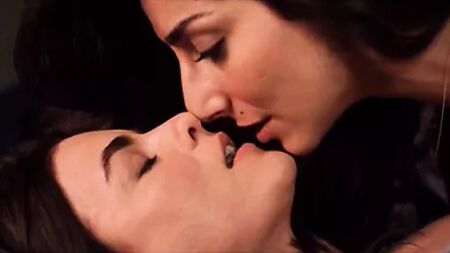 Necar Zadegan y Traci Thunderbird Dinwiddie - Elena Undone