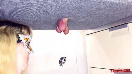 La ama ata objetos pesados a las bolas de la mesa de ordeño