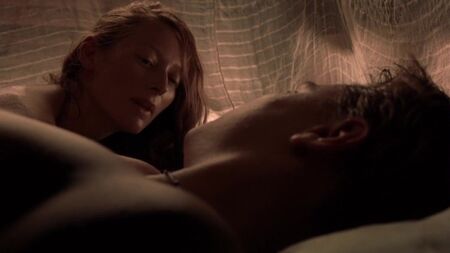 Tilda Swinton desnuda - La playa (2000)