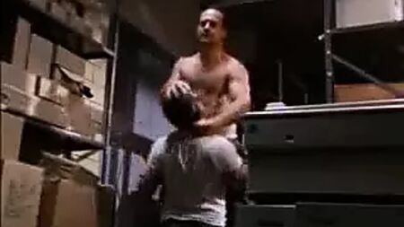 HBO OZ: a Chris Meloni le dan por el culo