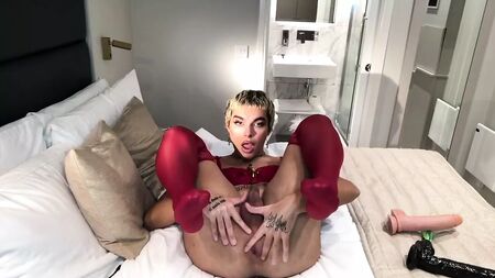 Un femboy checo se mete una polla de 25 cm y se corre en la cara de Angel Jul