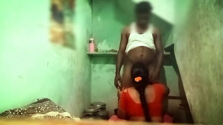 Una tía tamil engaña a su tío en el baño