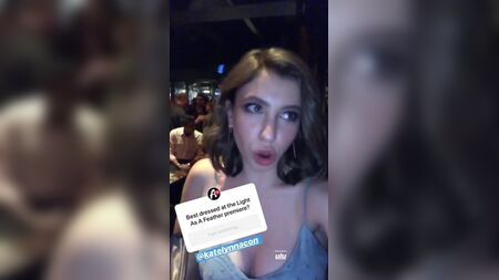 Selfie de Katelyn Nacon mostrando escote