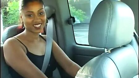 Un hombre negro le come el coño peludo a una chica negra guapísima