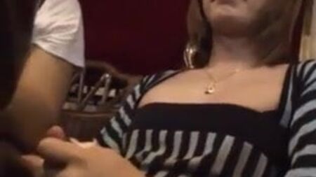 Un ladyboy se corre en un restaurante