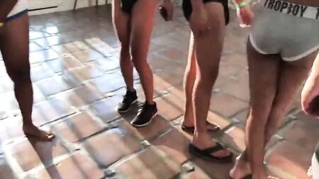 Fiesta de bienvenida para los nuevos en la universidad