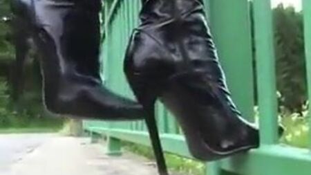 Vestido de látex y botas altas hasta el muslo