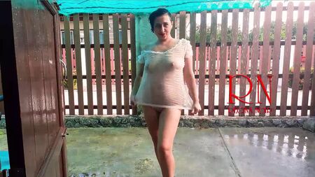 Un día lluvioso de verano. Ropa interior mojada. Lluvia. Paraguas. privado, milf, cachonda, muñeca, ropa interior, esclava, mojada, braguitas, lluvia