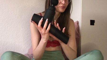 ¡¡¡NUNCA VISTO ANTES!! ¡¡¡MASTURBACIÓN EXTREMA CON PISTOLA DE MASAJE!!! Adolescente alemana de 18 años, delgada, con pechos pequeños y labios vaginales grandes