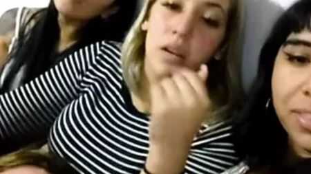 Una chica argentina enseña las tetas