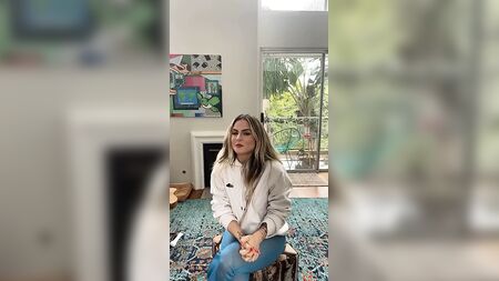 JoJo Levesque: se le sale un pecho