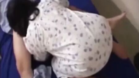 Una madre madura japonesa de talla grande y no su hijo