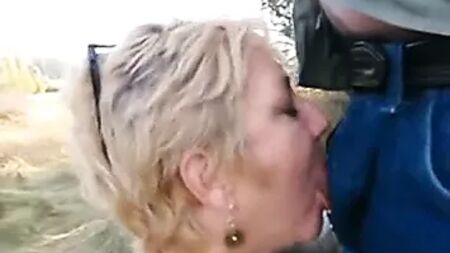 Mamada de una cuidadora rumana de 51 años en Milán