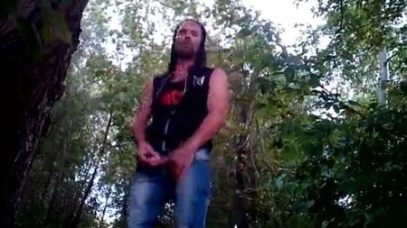 Unos ancianos se masturban en público con camisetas de YMCMB en Wood, Bélgica