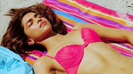 Deepika Padukone en bikini rosa intenso
