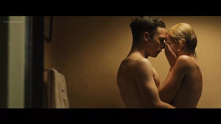 Margot Robbie, Dreamland, escena de sexo desnuda