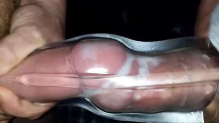 Dos chicas se corren dentro de un Fleshlight