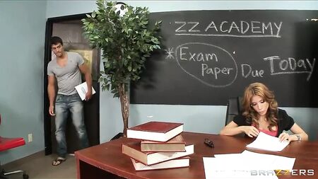 Brazzers - Aleksa Nicole, una profesora con muchas ganas de sexo, se acuesta con un alumno