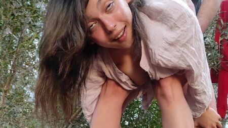 Correrse dentro de una chica en el bosque