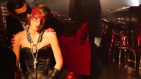 Una chica traviesa enmascarada hace el amor de forma sensual