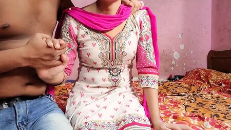 La chica punjabi mantuvo relaciones sexuales con su amigo mientras llevaba puesto un salwar kameez