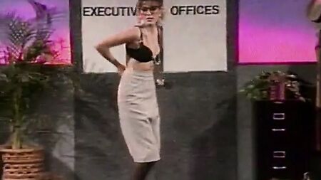 Espectáculo de striptease con lencería de secretaria al estilo de los años 80