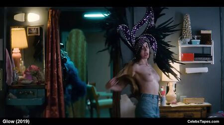 Escenas de la actriz Alison Brie desnuda, en topless y en bikini