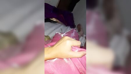 Hombre que se viste de mujer con un vestido largo de satén rosa de gala
