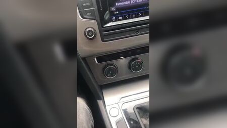 Dos personas con turbante en el coche