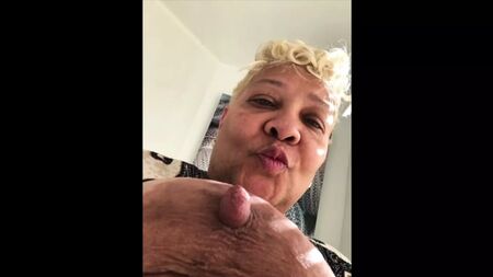 ABUELA NEGRA DE GIRA COMO PUTA