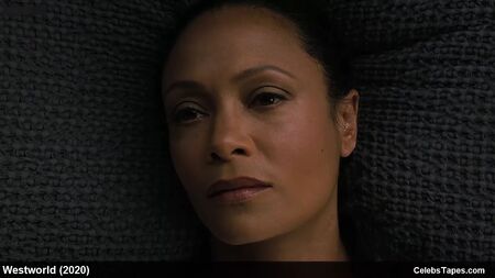 Escenas de desnudo frontal de Thandie Newton en «Westworld»