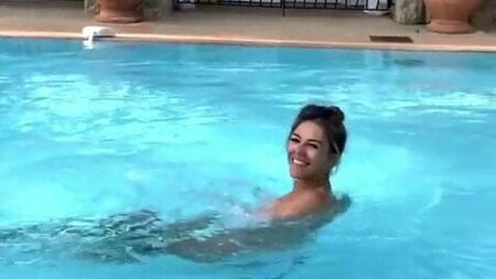 Elizabeth Hurley: en topless en una piscina, 22 de agosto de 2018